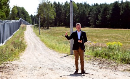 Minister obrony narodowej Mariusz Błaszczak (PiS) podczas oświadczenia dla mediów w pobliżu polsko-b