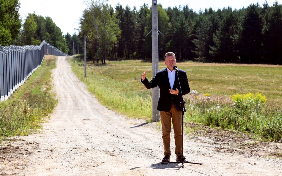 Minister obrony narodowej Mariusz Błaszczak (PiS) podczas oświadczenia dla mediów w pobliżu polsko-b