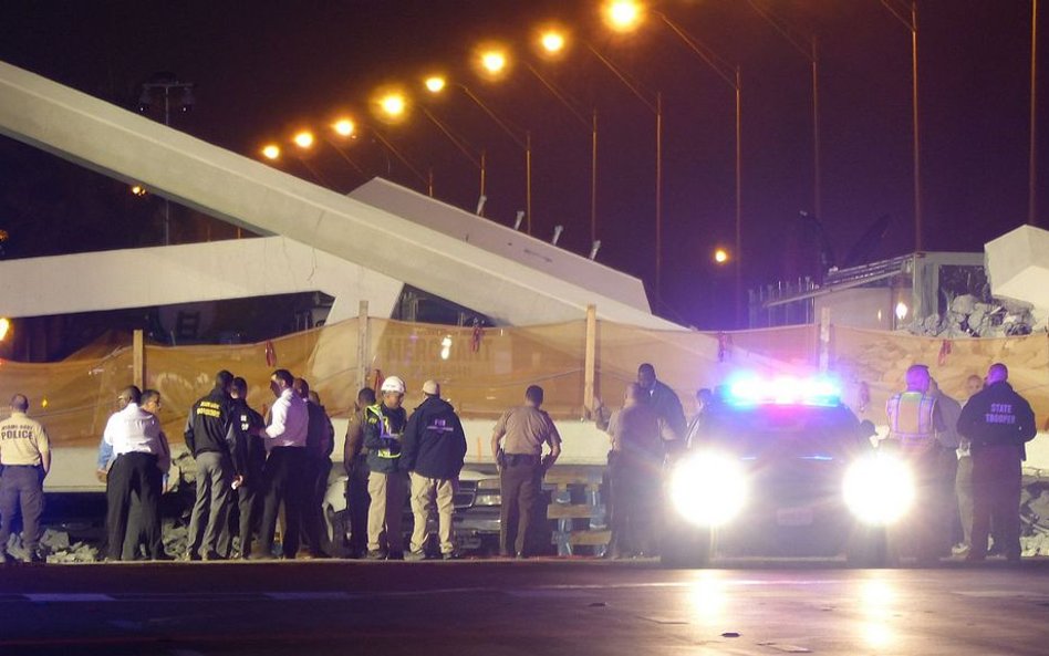 USA: Sześć ofiar zawalenia się mostu dla pieszych