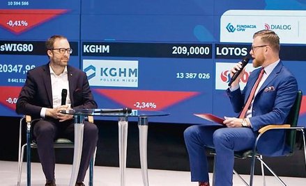 Debata odbyła się hybrydowo, online i na sali notowań GPW z udziałem jej prezesa Marka Dietla (z lew