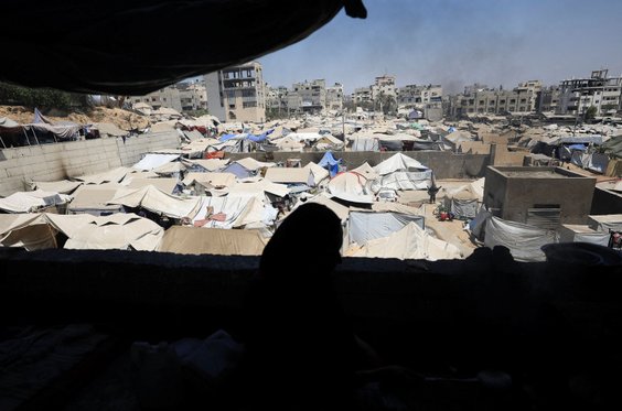 Wysiedleni przez Izrael Palestyńczycy mieszkają w namiotach. Miasto Gaza, fotografia z piątku 22 sie