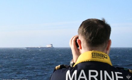 Zdjęcie przedstawia interwencję francuskiej marynarki wojennej na pełnym morzu, na Morzu Alborańskim