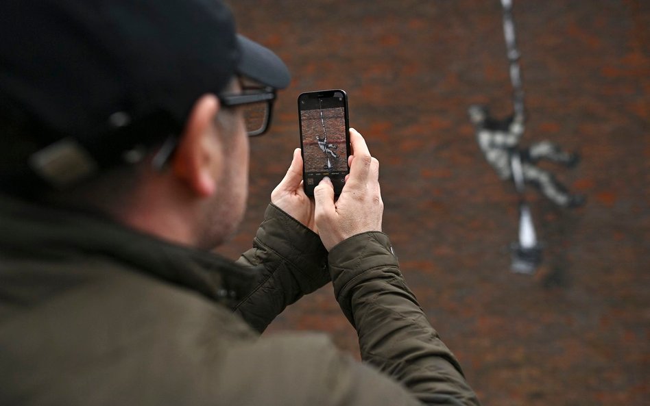 Praca Banksy'ego na murze byłego więzienia w Reading w Wielkiej Brytanii