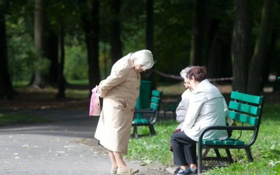 Tylko 5 proc. badanych seniorów nie potrzebuje dodatkowych pieniędzy, podczas gdy prawie jednej czwa