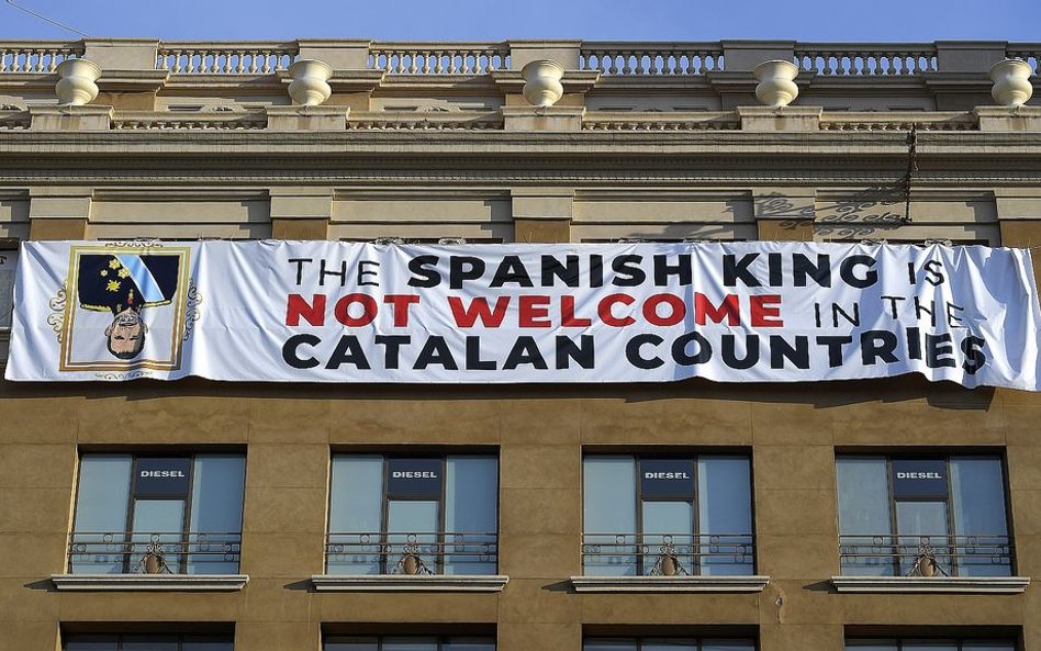 Barcelona: Rocznica ataku na Las Ramblas w cieniu separatystów. Protesty przeciwko królowi