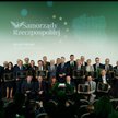 Wspólne zdjęcie laureatów i uczestników gali „Samorządy Rzeczpospolitej. 20 lat Polski w UE”