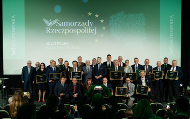 Wspólne zdjęcie laureatów i uczestników gali „Samorządy Rzeczpospolitej. 20 lat Polski w UE”