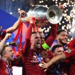 Jordan Henderson wznosi w górę Puchar Mistrzów. Liverpool czekał na ten triumf od 2005 roku