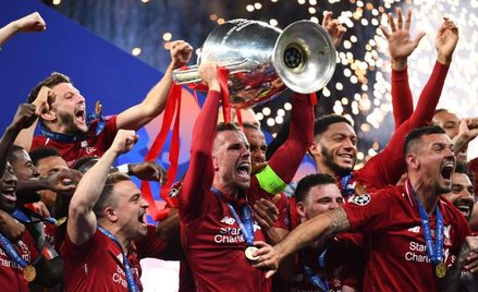 Jordan Henderson wznosi w górę Puchar Mistrzów. Liverpool czekał na ten triumf od 2005 roku