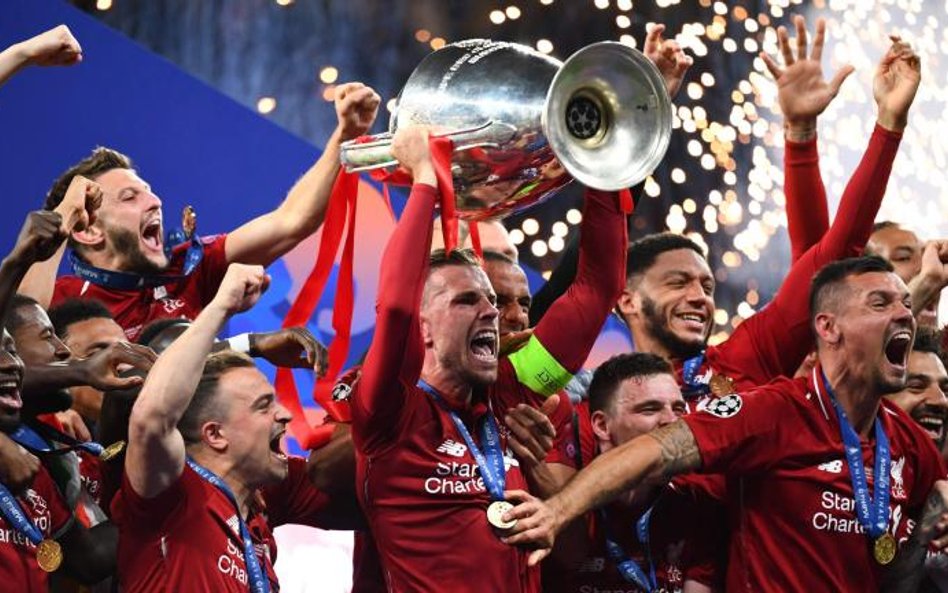 Jordan Henderson wznosi w górę Puchar Mistrzów. Liverpool czekał na ten triumf od 2005 roku