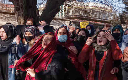 Talibowie użyli armatek wodnych przeciwko protestującym kobietom