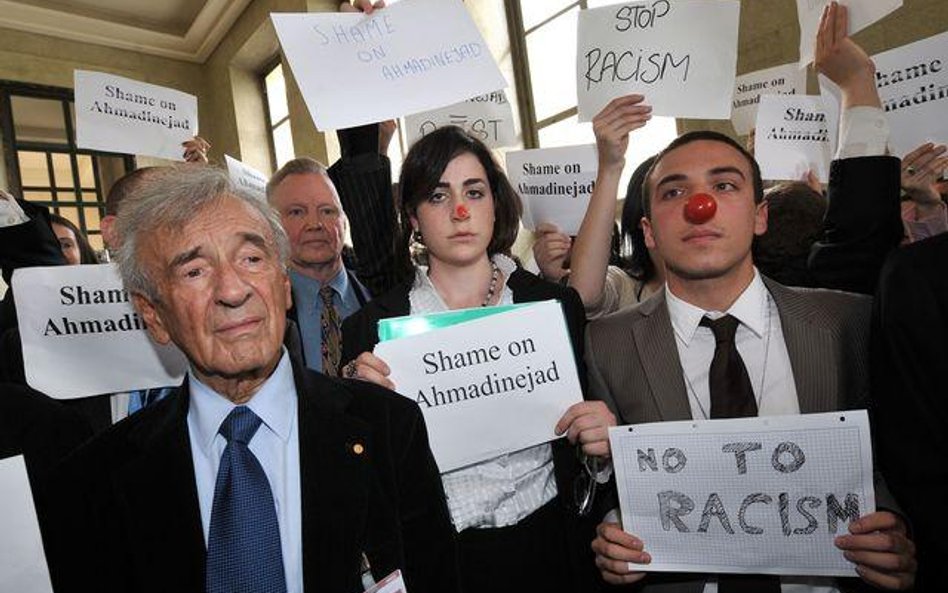 Laureat Pokojowej Nagrody Nobla Elie Wiesel stpi wśród protestujących przed salą obrad