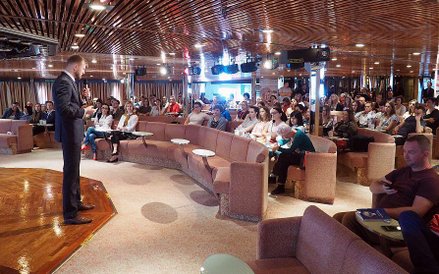 Michał Wesołowski, menedżer produktu, ze swadą opowiadał o Wyspach Kanaryjskich