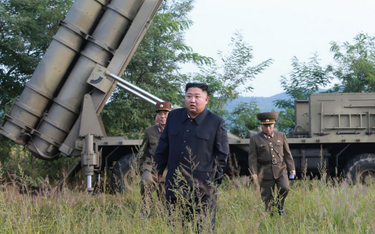 KCNA: Kim Dzong Un obserwował test "ogromnej wyrzutni rakiet"