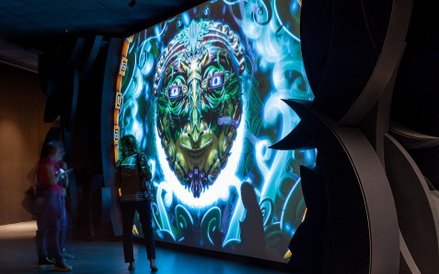 Goście z zainteresowaniem gromadzą się przy interaktywnej instalacji multimedialnej, nawiązującej do