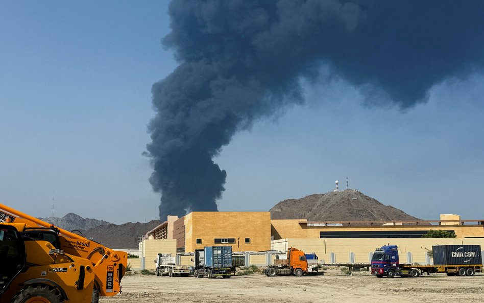 Pożar portu w Fudżajrze w Zjednoczonych Emiratach Arabskich po ataku drona
