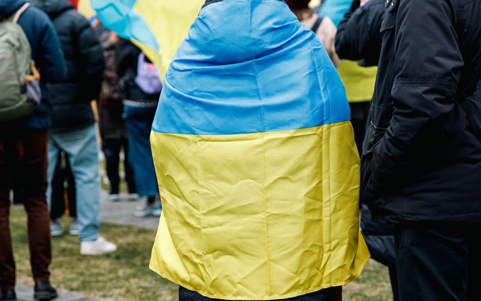 Ukraińskie flagi na antywojennej demonstracji w Berlinie