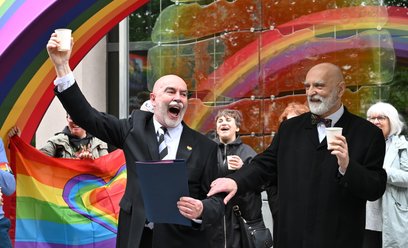 Ryszard Ziobro (P) i Tomasz Kwietko-Bębnowski (L) odebrali transkrypcję aktu małżeństwa jeszcze w ma
