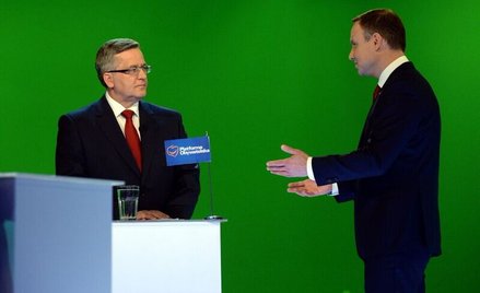 Chorągiewka PO, którą Andrzej Duda wręczył podczas debaty telewizyjnej Bronisławowi Komorowskiemu, d