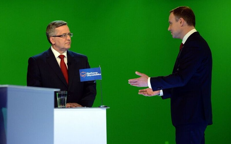 Chorągiewka PO, którą Andrzej Duda wręczył podczas debaty telewizyjnej Bronisławowi Komorowskiemu, d