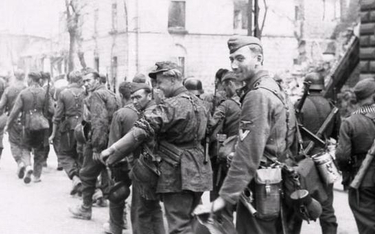 SS-mani z 36. Dywizji Grenadierów SS „Dirlewanger” maszerują ul. Chłodną w kierunku Śródmieścia. Byl