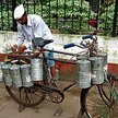 „Dabbawala – perfekcyjny chaos” opowiada o ulicznych roznosicielach posiłków w Bombaju