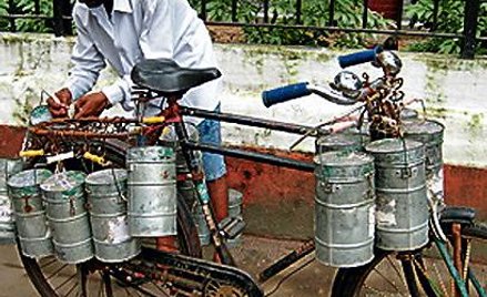 „Dabbawala – perfekcyjny chaos” opowiada o ulicznych roznosicielach posiłków w Bombaju
