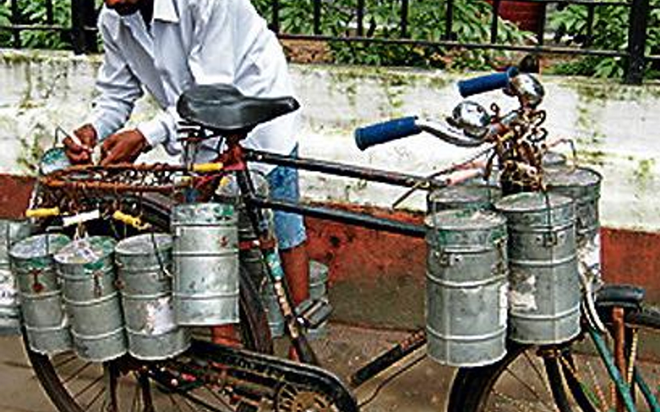 „Dabbawala – perfekcyjny chaos” opowiada o ulicznych roznosicielach posiłków w Bombaju