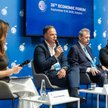 Wśród zjawisk, które mogą być zarówno wyzwaniem, jak i szansą, paneliści wskazywali deglobalizację, 