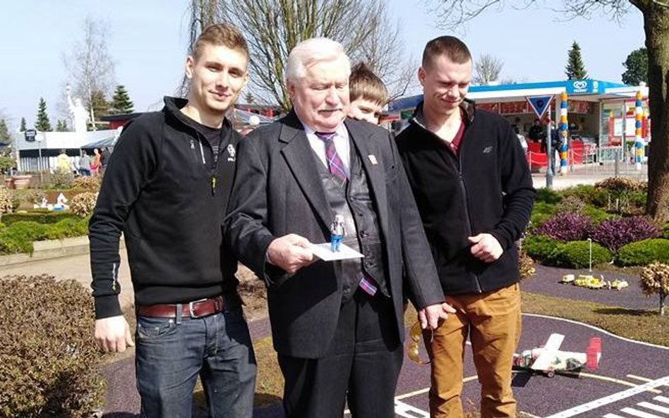 Figurka Lecha Wałęsy wśród klocków lego