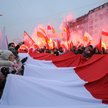Uczestnicy Marszu Niepodległości w Warszawie niosą flagę Polski (fot. ilustracyjny z 11 listopada 20