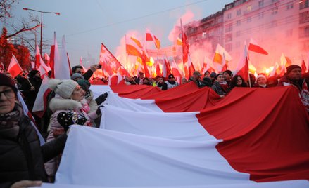 Uczestnicy Marszu Niepodległości w Warszawie niosą flagę Polski (fot. ilustracyjny z 11 listopada 20