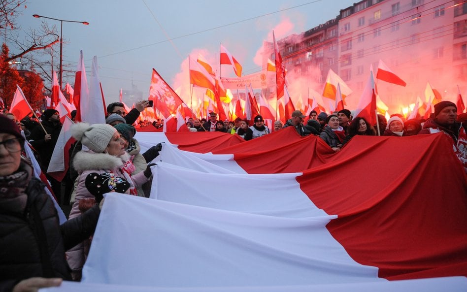 Uczestnicy Marszu Niepodległości w Warszawie niosą flagę Polski (fot. ilustracyjny z 11 listopada 20