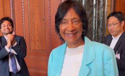 W pierwszej reakcji na ogłoszenie, że jest tegoroczną laureatką Pokojowej Nagrody Nobla, Navi Pillay