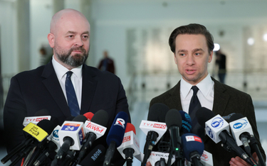 Wicemarszałek Sejmu Krzysztof Bosak (z prawej) i poseł Konfederacji Bartłomiej Pejo podczas konferen