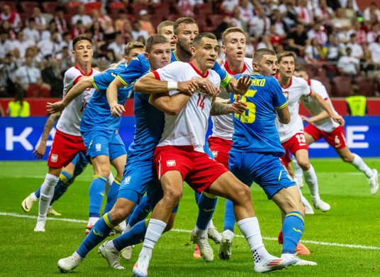 Jakub Kiwior w walce o piłkę podczas meczu Polska-Ukraina