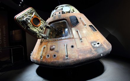 Moduł dowodznia na wystawie w Centrum Kosmicznym imienia Johna F. Kennedy'ego