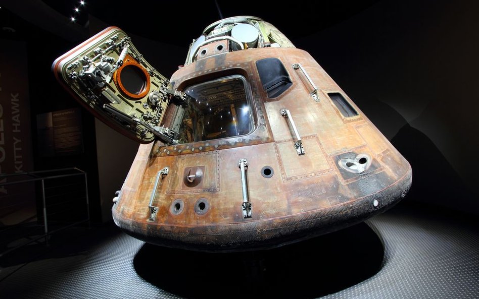 Moduł dowodznia na wystawie w Centrum Kosmicznym imienia Johna F. Kennedy'ego