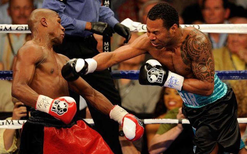 "Pretty Boy" Mayweather (z lewej) w starciu ze "Sweet" Mosleyem