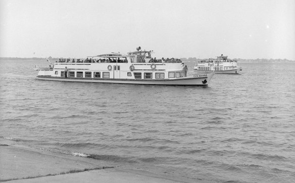 Statek „Dziewanna” podczas rejsu wycieczkowego po Zalewie Zegrzyńskim w roku 1975