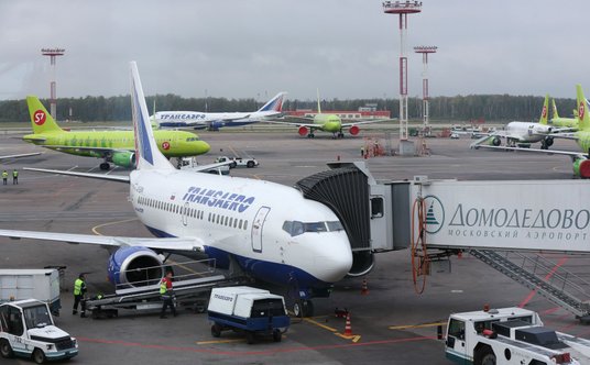 Samolot Boeing Inc. 737 należacy do linii lotniczej Transaero na płycie lotniska Domodiedowo w Moskw