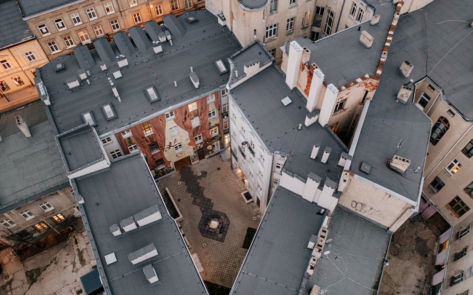 Swoje podwórka odnawia także Łódź. Na zdjęciu wyremontowane podwórko przy ul. Rewolucji