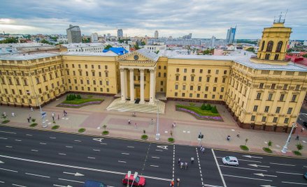 Potężna fasada gmachu KGB. Za nią znajduje się ponura Amerykanka