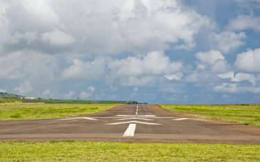 Ustanowienie obszaru ograniczonego użytkowania dla lotniska wojskowego uniemożliwiło budowę.