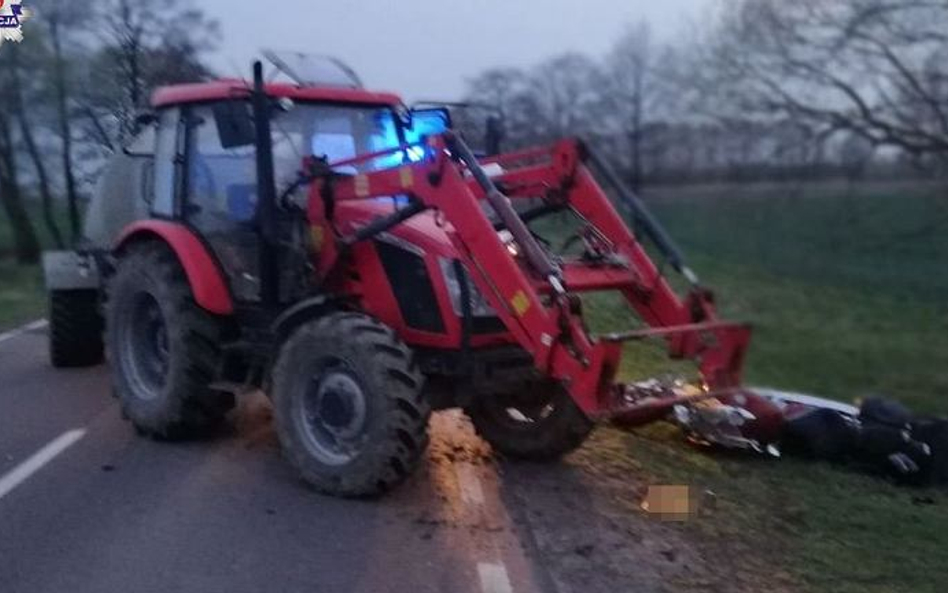 Zginął motocyklista. Uderzył w ciągnik