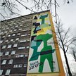 Szary krakowski wieżowiec ozdobił barwny mural z fragmentem obrazu Marii Jaremy „Penetracje”