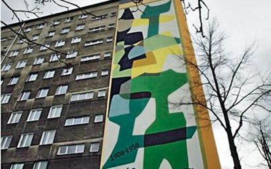 Szary krakowski wieżowiec ozdobił barwny mural z fragmentem obrazu Marii Jaremy „Penetracje”