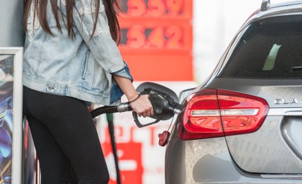 Obniżka akcyzy na paliwa zostanie na dłużej. Minister finansów potwierdza