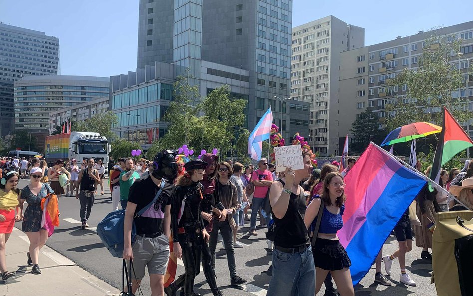 Flagi symbolizujące różne aspekty tożsamości i orientacji