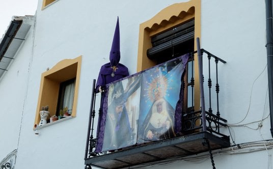 Manekin przebrany za pokutnika ze wspólnoty Padre Jesus umieszczony na balkonie kościoła w Wielkim T